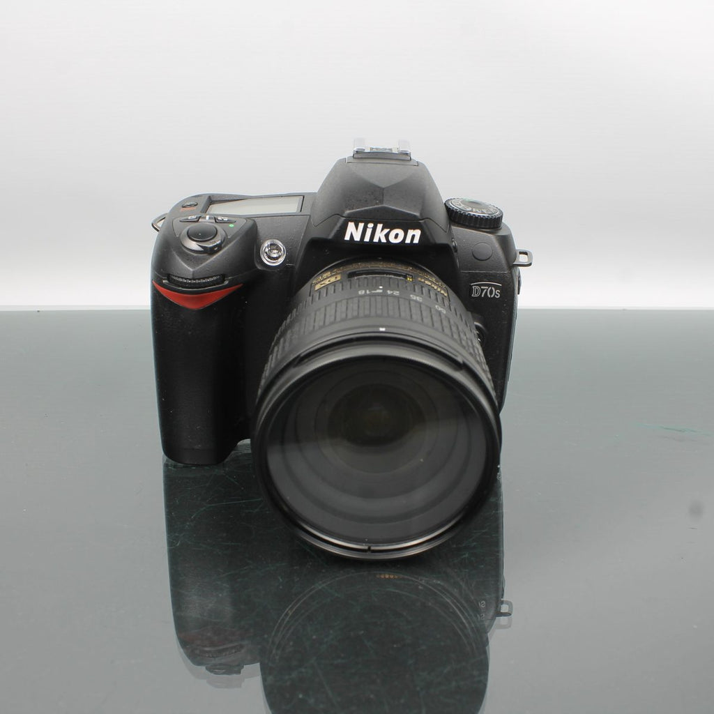 Nikon D70s + AF-S Nikkor 18-70mm f/3.5-4.5G ED