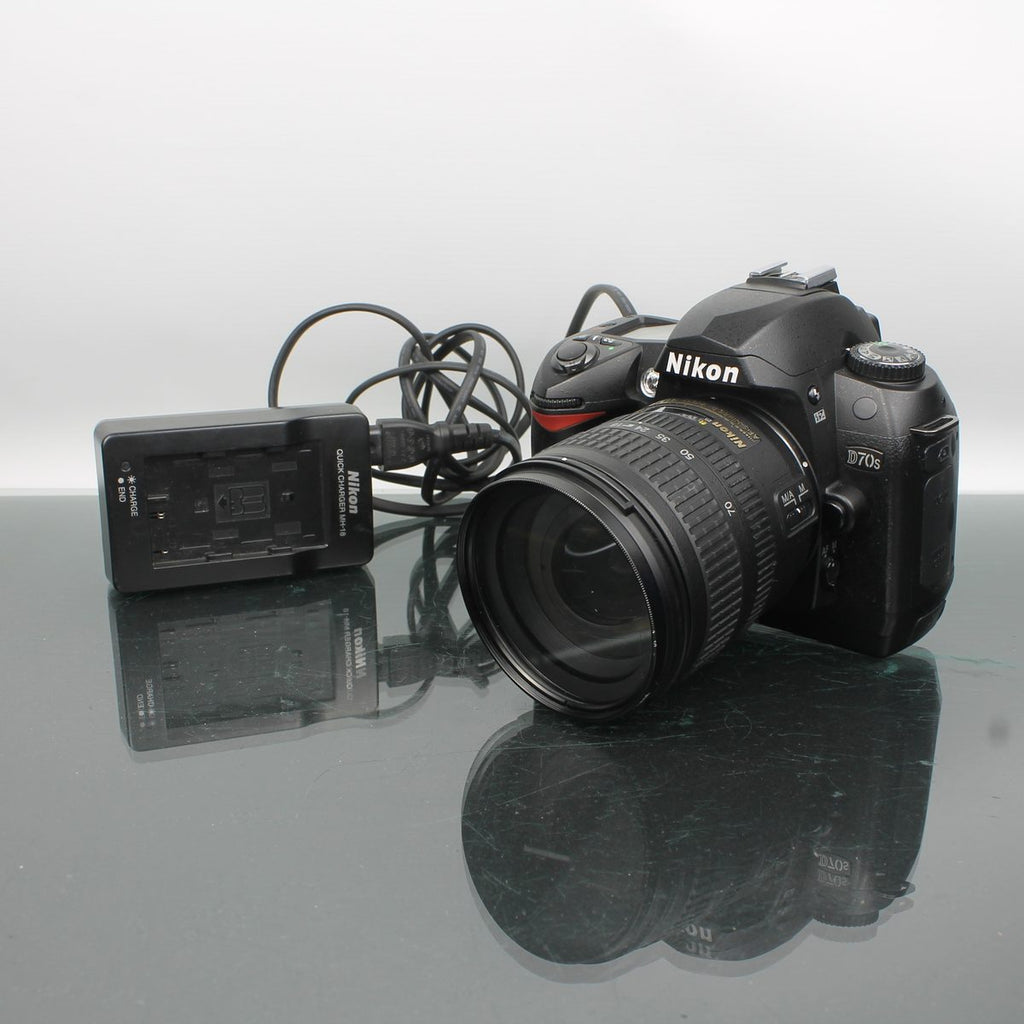 Nikon D70s + AF-S Nikkor 18-70mm f/3.5-4.5G ED