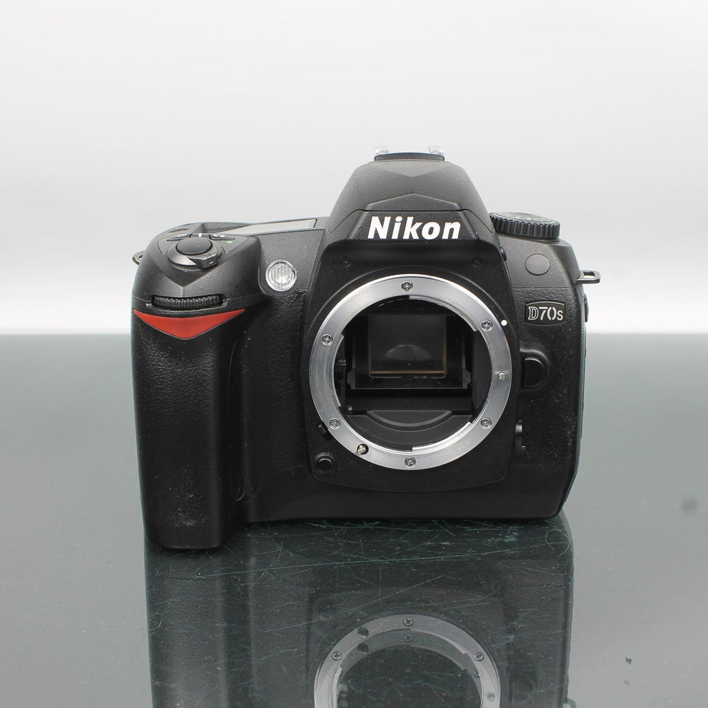 Nikon D70s + AF-S Nikkor 18-70mm f/3.5-4.5G ED