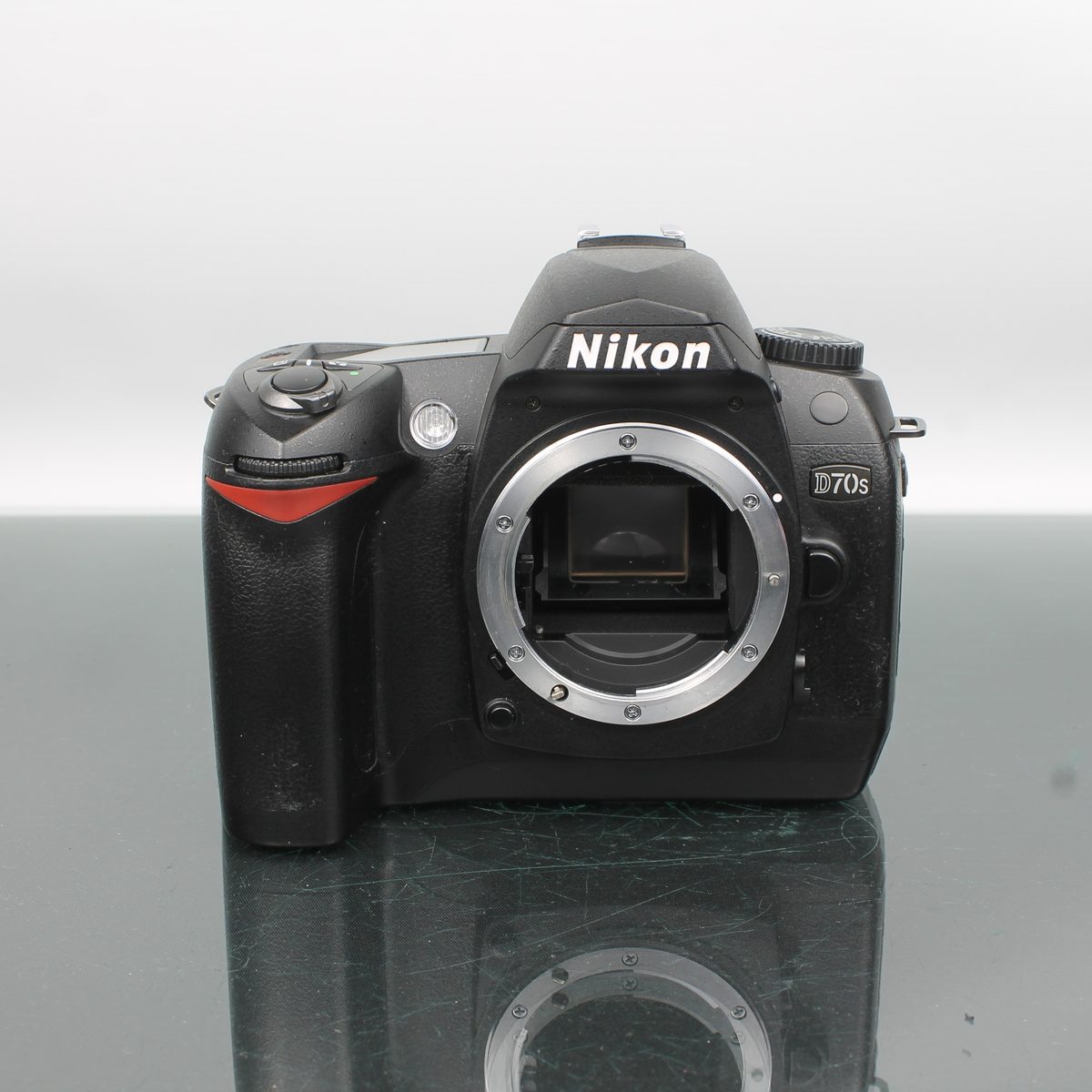 Nikon D70s + AF-S Nikkor 18-70mm f/3.5-4.5G ED