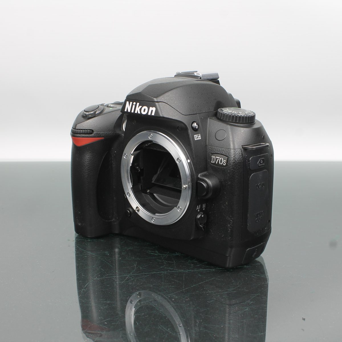 Nikon D70s + AF-S Nikkor 18-70mm f/3.5-4.5G ED