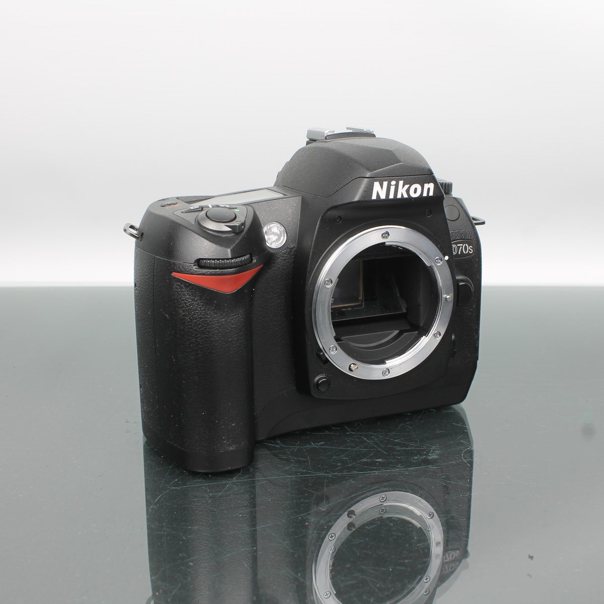 Nikon D70s + AF-S Nikkor 18-70mm f/3.5-4.5G ED