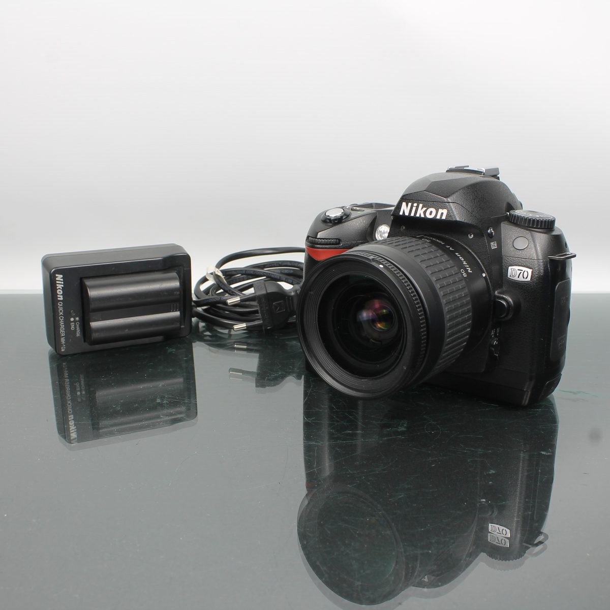 Nikon D70 + AF Nikkor 28-80mm f/3.3-5.6G