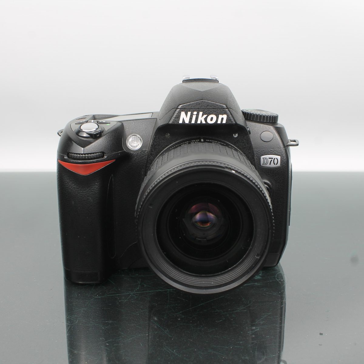 Nikon D70 + AF Nikkor 28-80mm f/3.3-5.6G