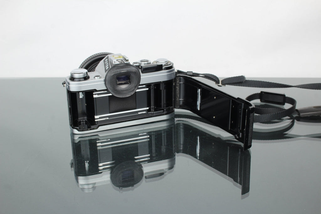 Canon AE - 1 + 50mm 1.8 Canon FD lens - Dutch|Thrift