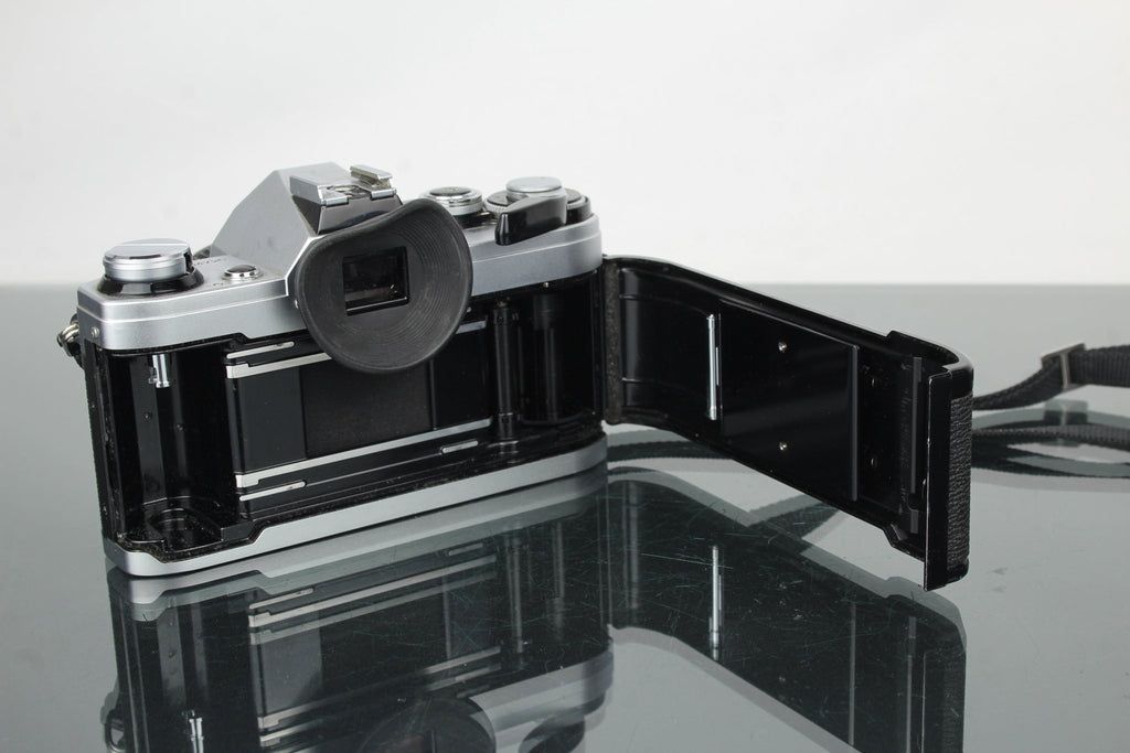 Canon AE - 1 + 50mm 1.8 Canon FD lens - Dutch|Thrift