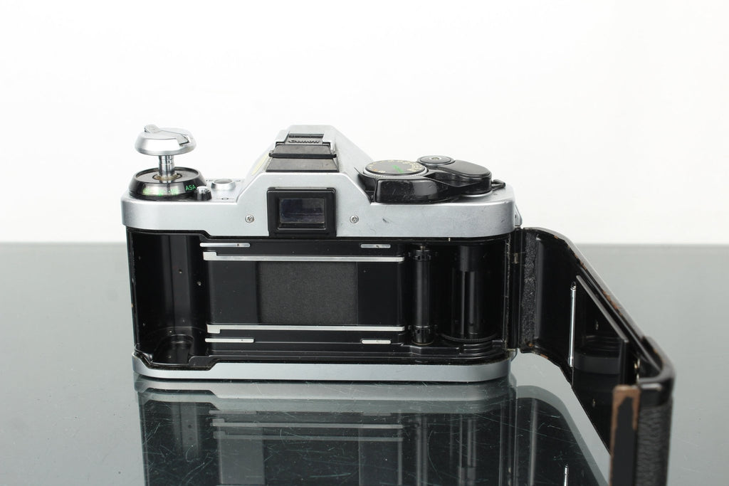 Canon AE - 1 + 50mm 1.8 Canon FD lens - Dutch|Thrift