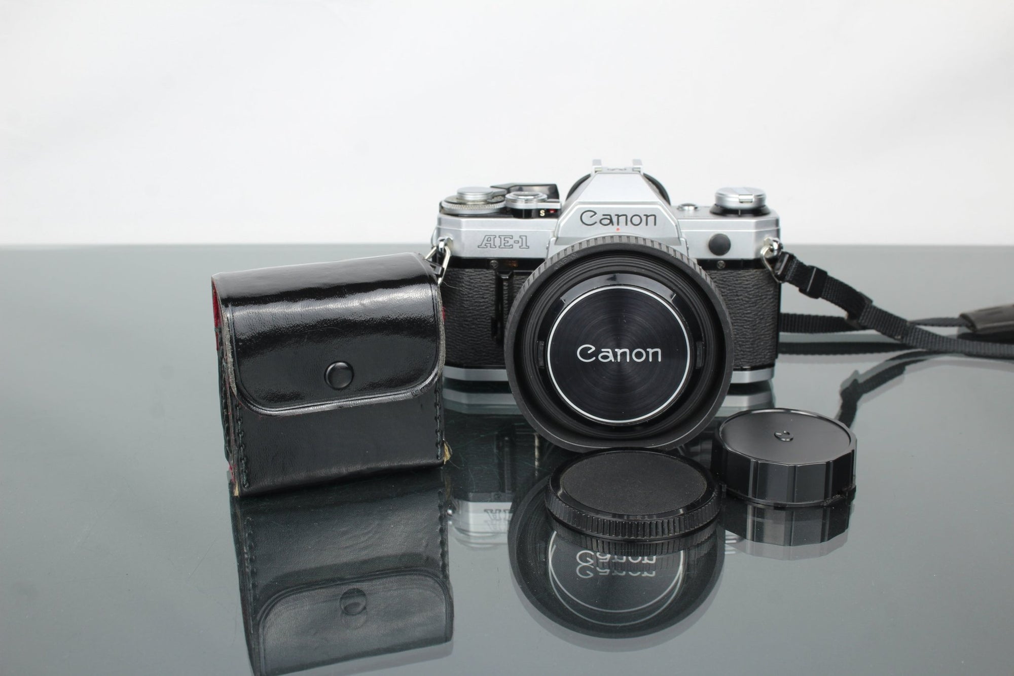 Canon AE - 1 + 50mm 1.8 Canon FD lens - Dutch|Thrift