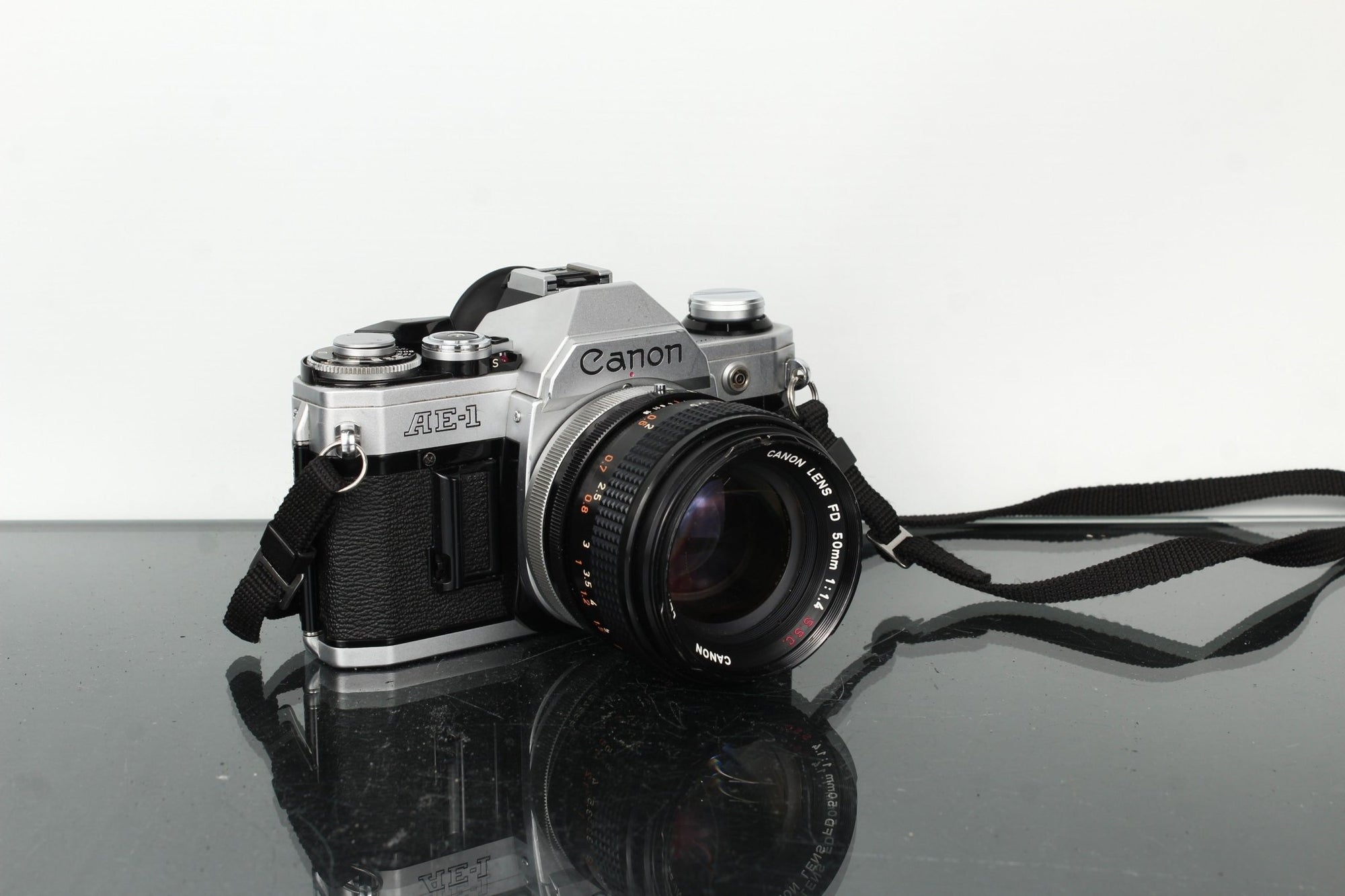 Canon AE - 1 + Canon FD 50mm 1:1.4 - Dutch|Thrift