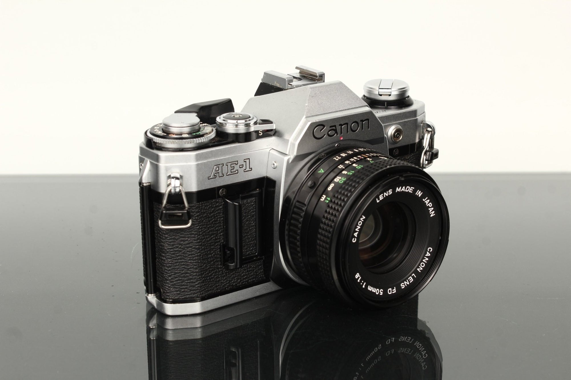 Canon AE - 1 + Canon FD 50mm f/1.8 - Dutch|Thrift