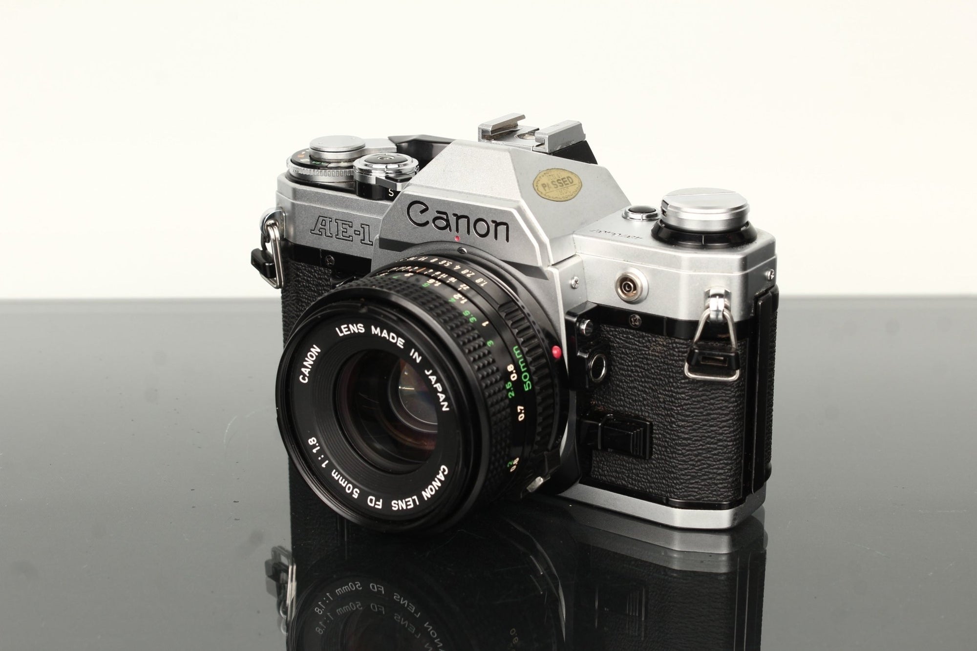 Canon AE - 1 + Canon FD 50mm f/1.8 - Dutch|Thrift