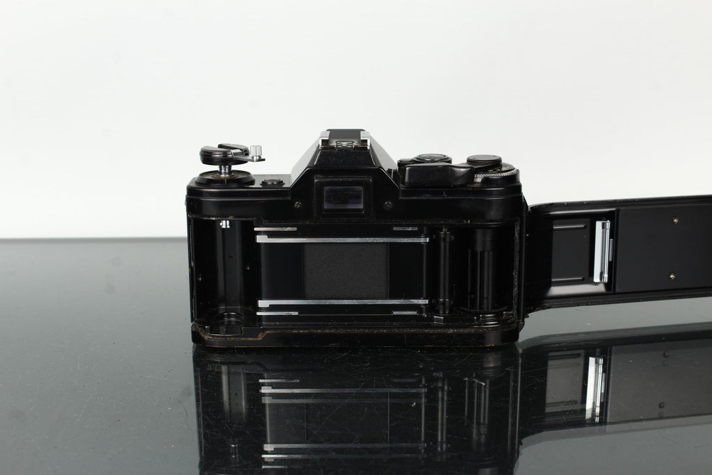 Canon AE - 1 + Canon Lens FD 50mm 1:1.8 - Dutch|Thrift