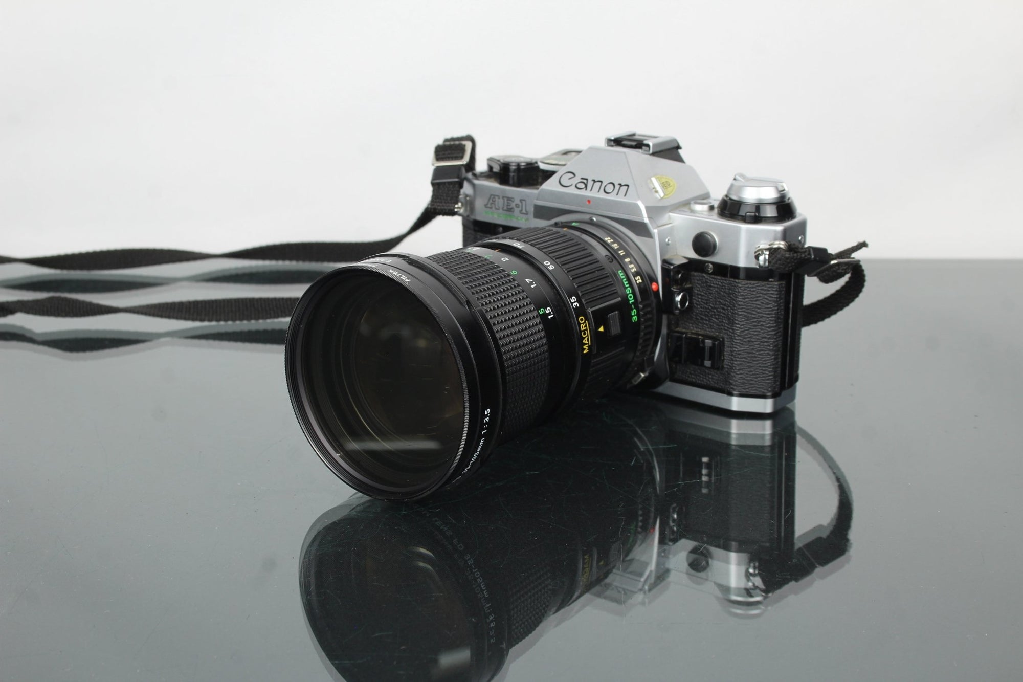 Canon AE - 1 Program + 35 - 105mm 1:3.5 Canon lens - Dutch|Thrift