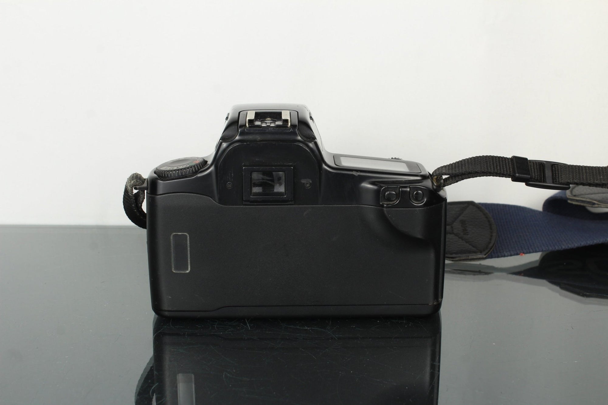 Canon EOS 1000F with EF 28mm f/2.8 - Dutch|Thrift