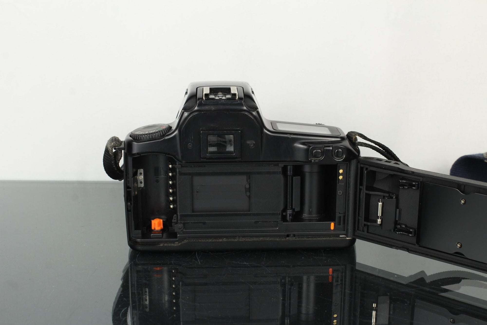 Canon EOS 1000F with EF 28mm f/2.8 - Dutch|Thrift