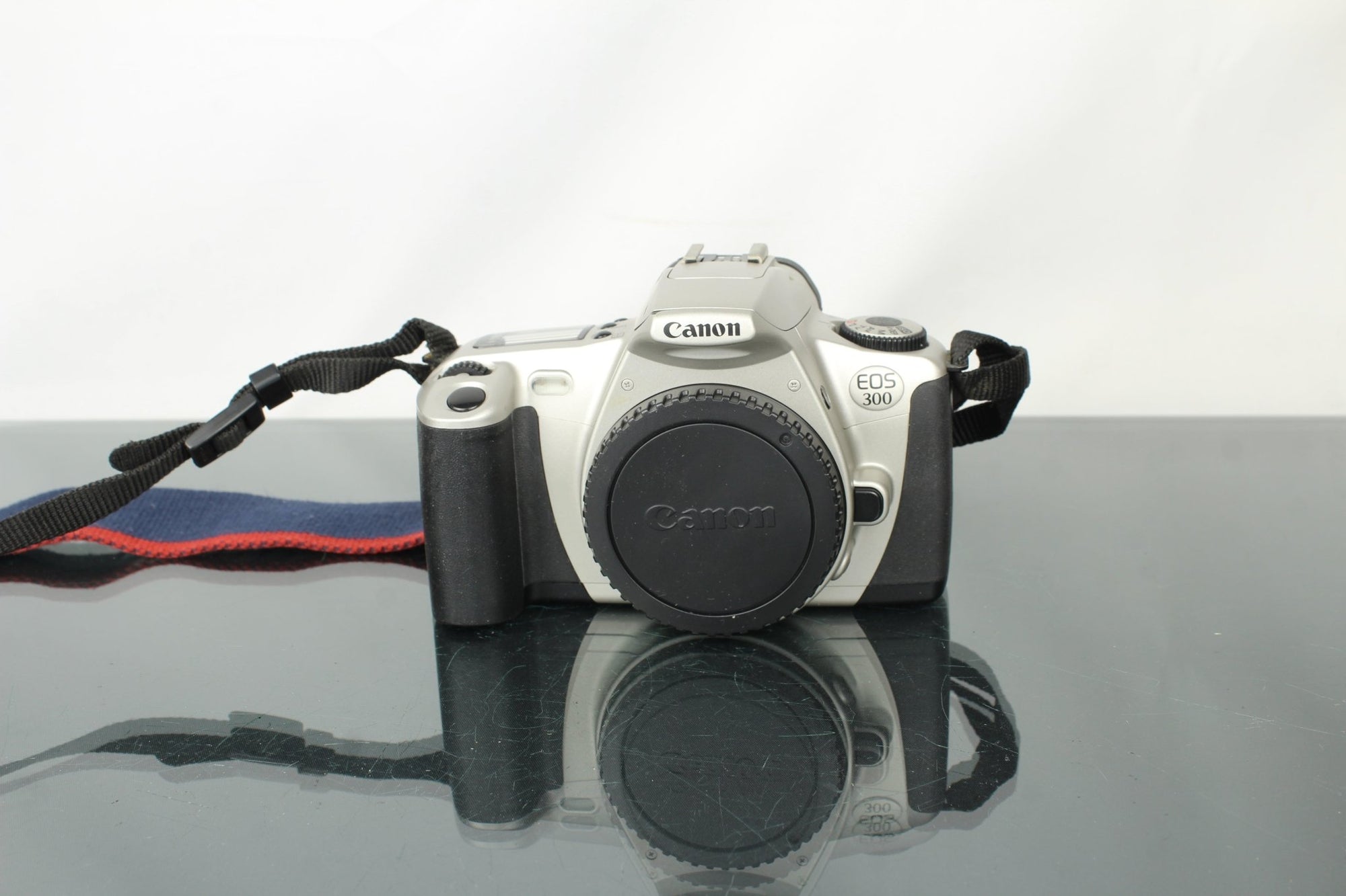 Canon EOS 300 + 28 - 90mm f/4 - 5.6 EF lens - Dutch|Thrift