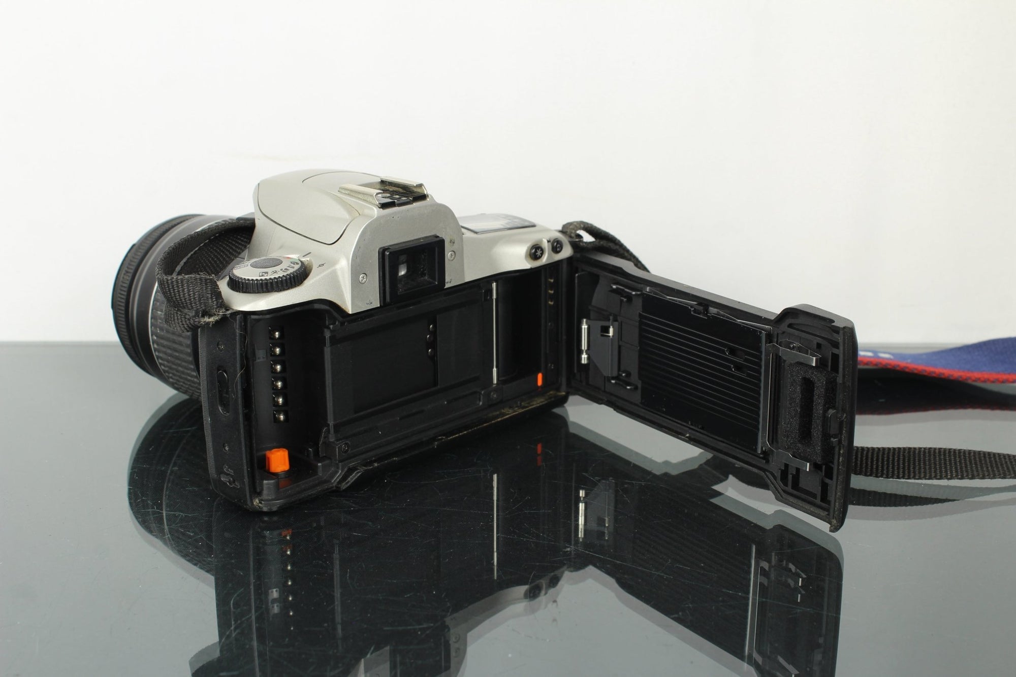 Canon EOS 300 + Canon Zoom EF 28 - 80mm 1:3.5 - 5.6 lens - Dutch|Thrift