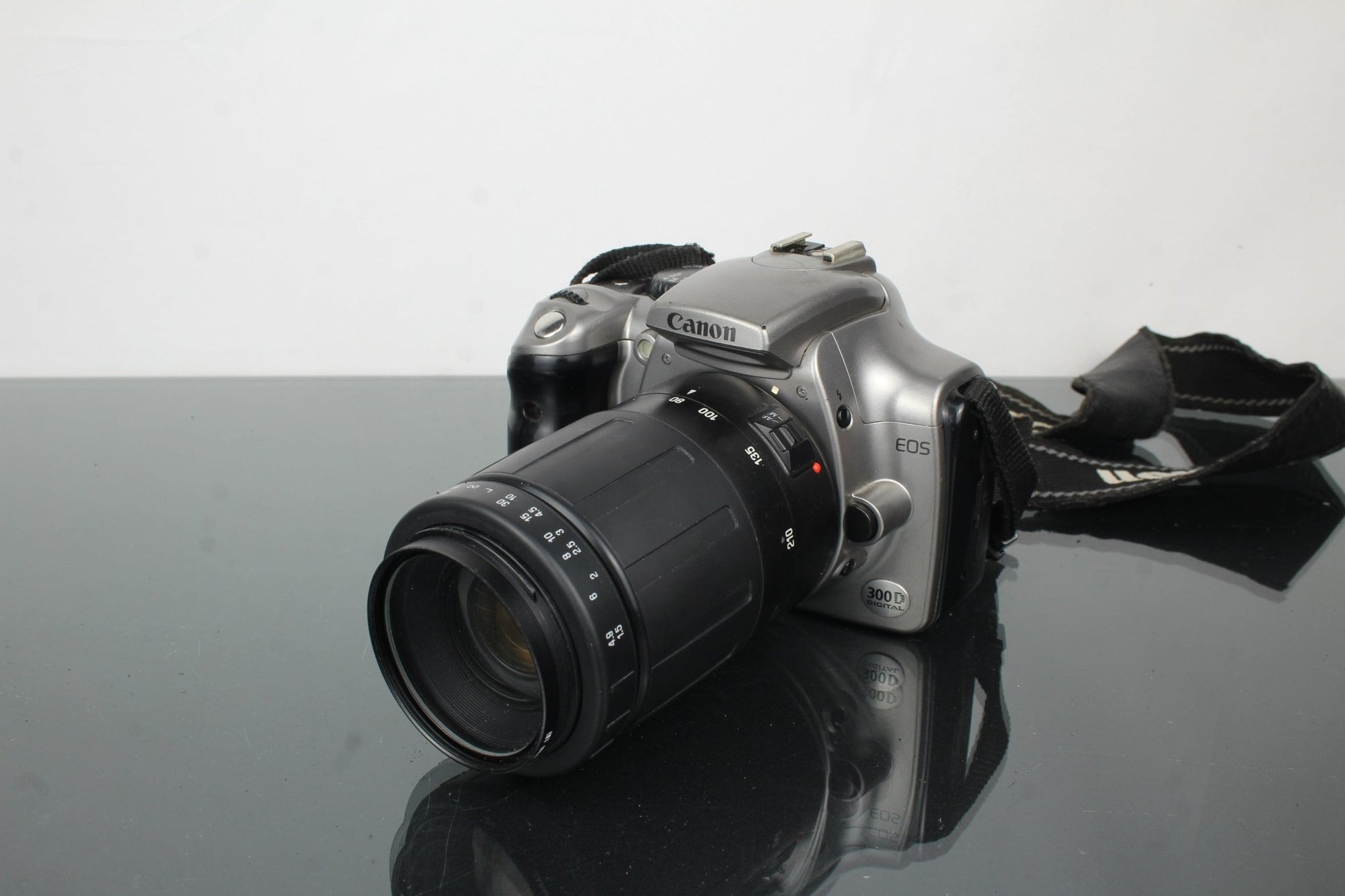 Canon EOS 300D + Tamron 80 - 210mm 1:4.5 - 5.6 lens - Dutch|Thrift