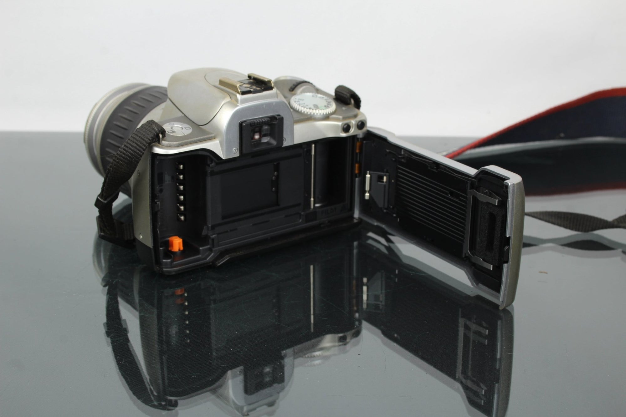 Canon EOS 300v + Canon EF 28 - 90mm 1:4 - 5.6 II lens - Dutch|Thrift