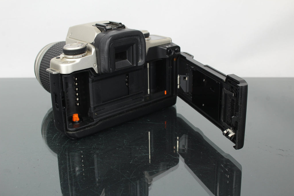 Canon EOS 50 + Canon EF 28 - 90mm 1:4 - 5.6 lens - Dutch|Thrift