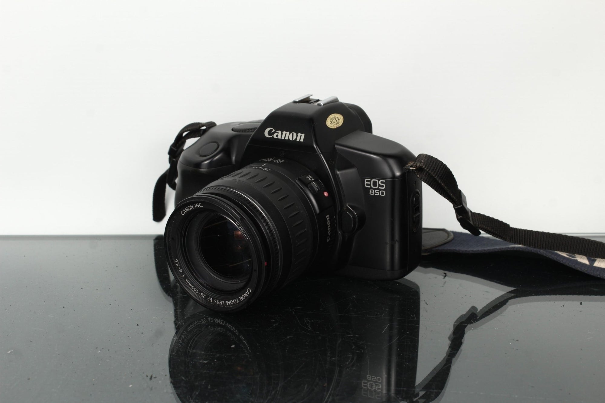 Canon EOS 850 + Canon Zoom Lens EF 28 - 105mm 1:4 - 5.6 - Dutch|Thrift