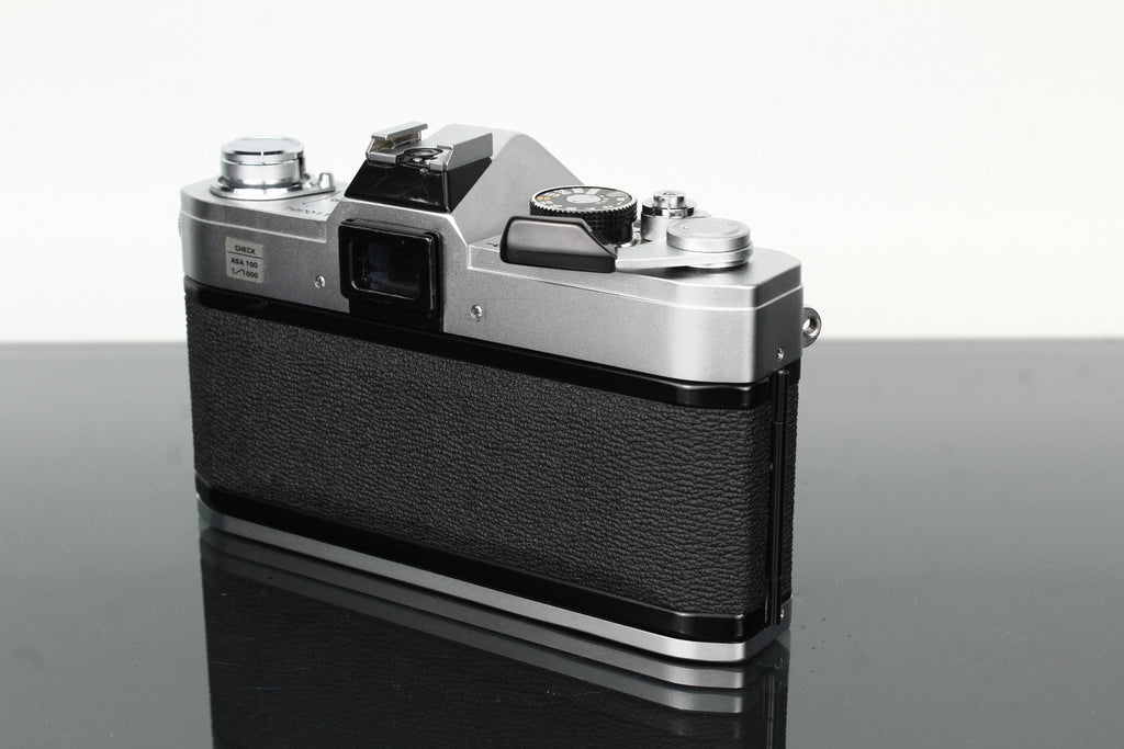 Canon FTb + Canon FD 28mm f/2.8 - Dutch|Thrift