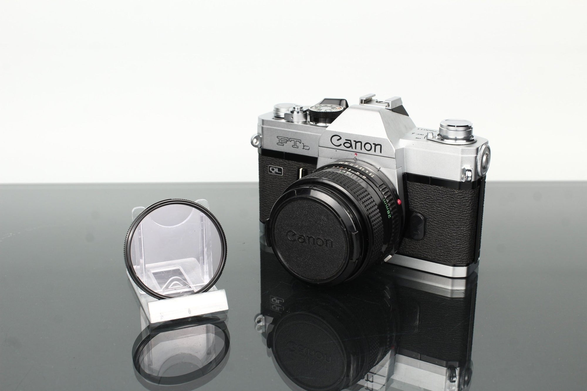 Canon FTb + Canon FD 28mm f/2.8 - Dutch|Thrift