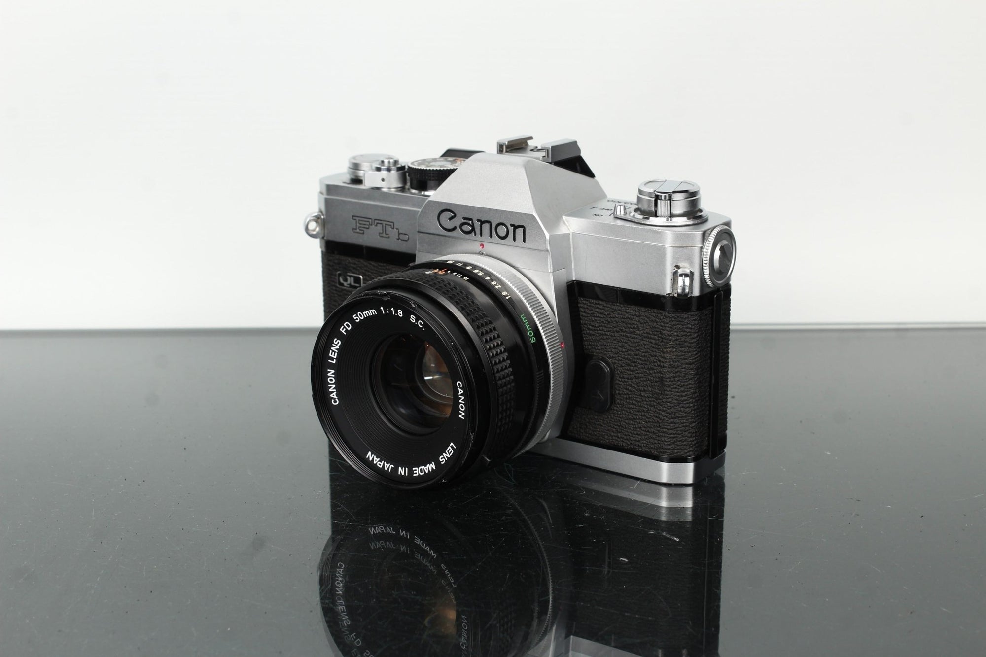 Canon FTb + Canon FD 50mm f/1.8 - Dutch|Thrift