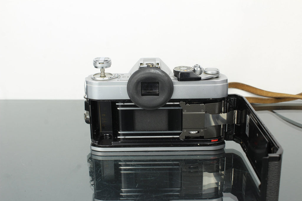 Canon FTb QL + 50mm 1.8 Canon FD lens - Dutch|Thrift