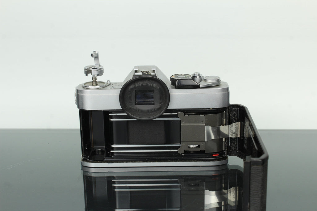 Canon FTb QL + FD 28mm f/2.8 - Dutch|Thrift