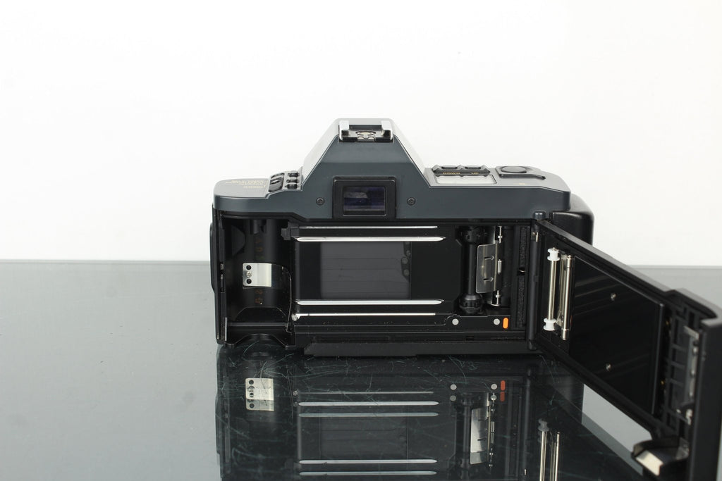 Canon T70 + Canon FD 35 - 70mm 1:3.5 - 4.5 lens (FD Mount) - Dutch|Thrift