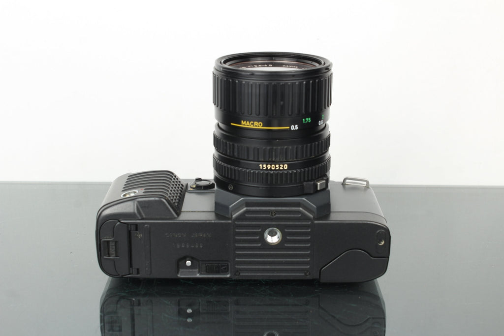 Canon T70 + Canon FD 35 - 70mm 1:3.5 - 4.5 lens (FD Mount) - Dutch|Thrift