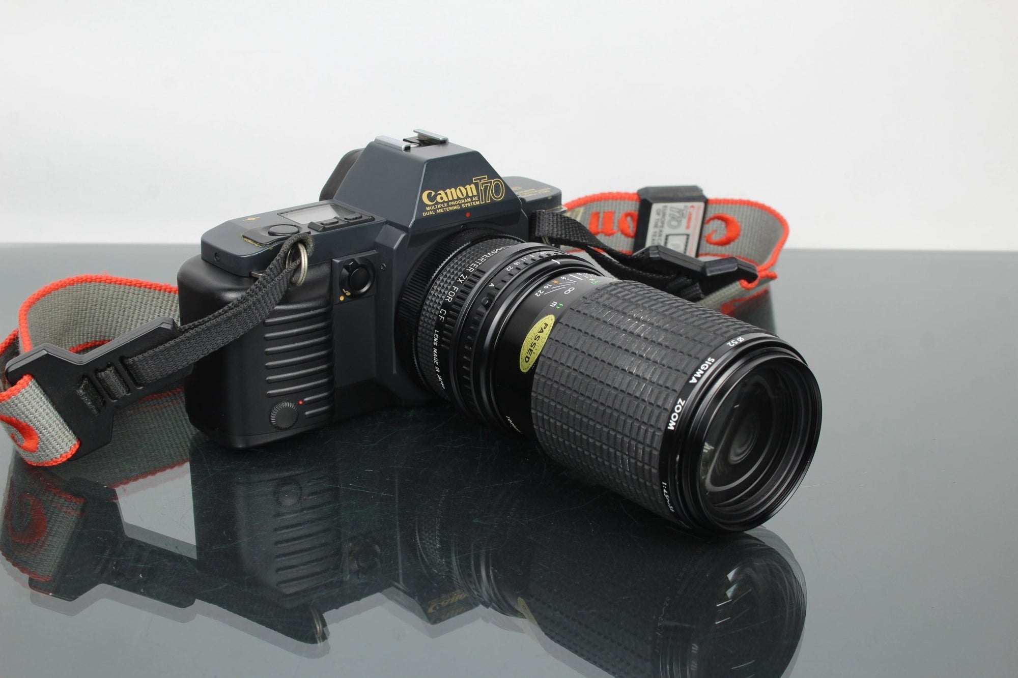 Canon T70 + Sigma 80 - 200mm f/4.5 - 5.6 FD lens - Dutch|Thrift