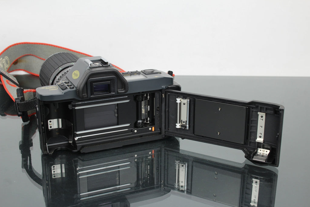 Canon T70 + Sigma 80 - 200mm f/4.5 - 5.6 FD lens - Dutch|Thrift