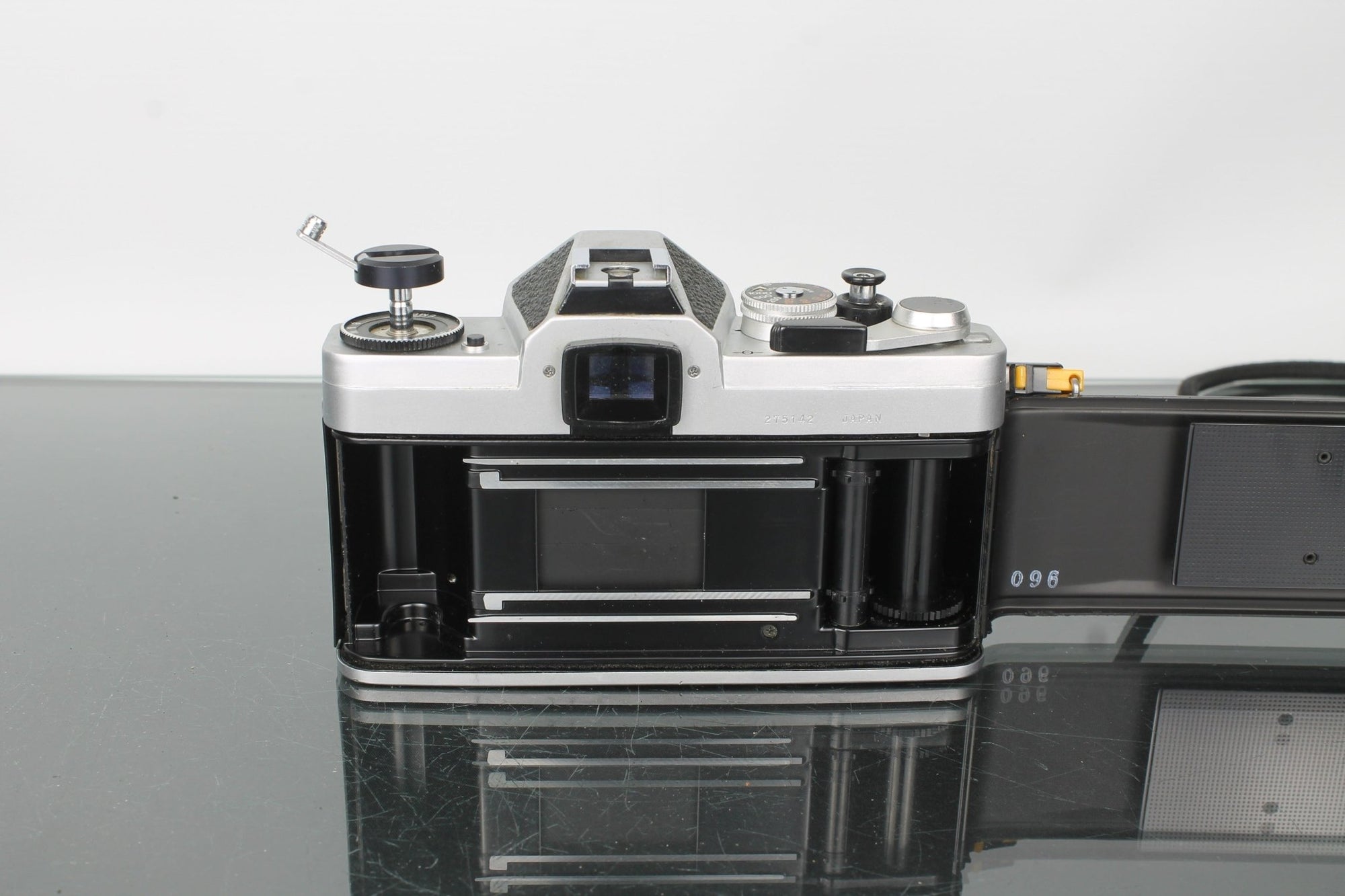 Chinon CX 2 + Auto Chinon 55mm f/1.4 - Dutch|Thrift