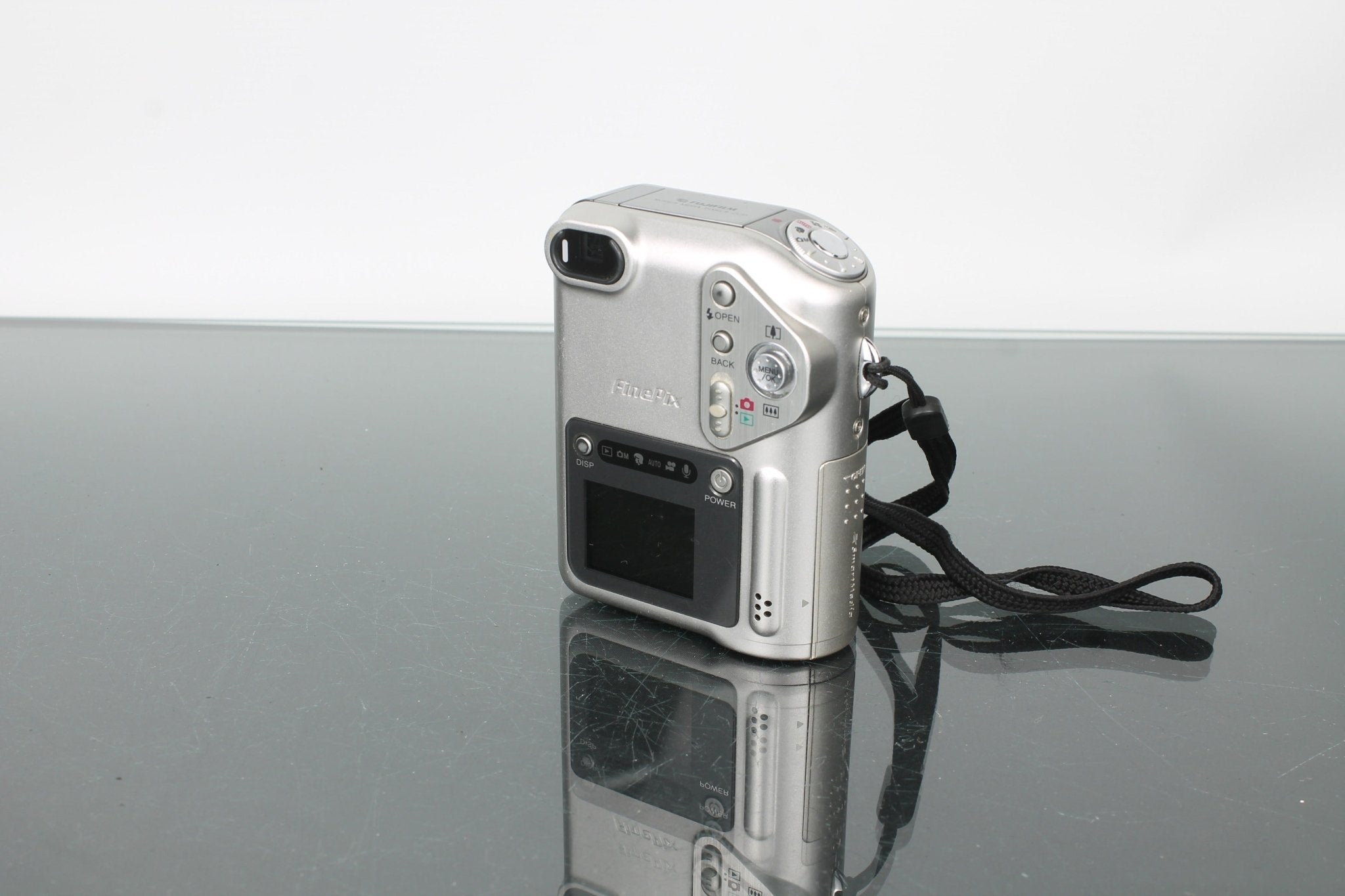 Fujifilm FinePix F601 Zoom Digital Camera with Case – Dutch|Thrift
