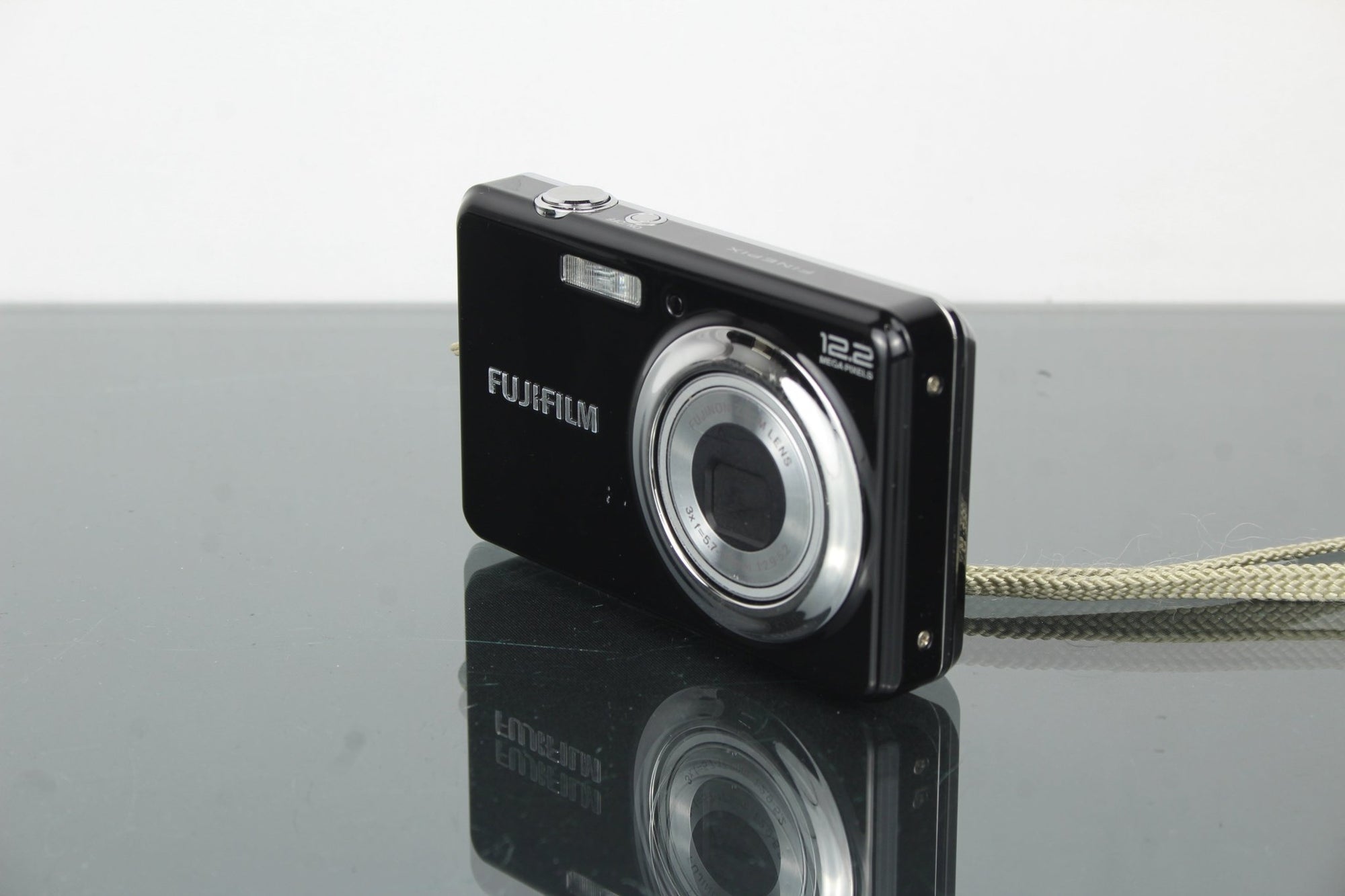 FujiFilm Finepix J30 - Dutch|Thrift