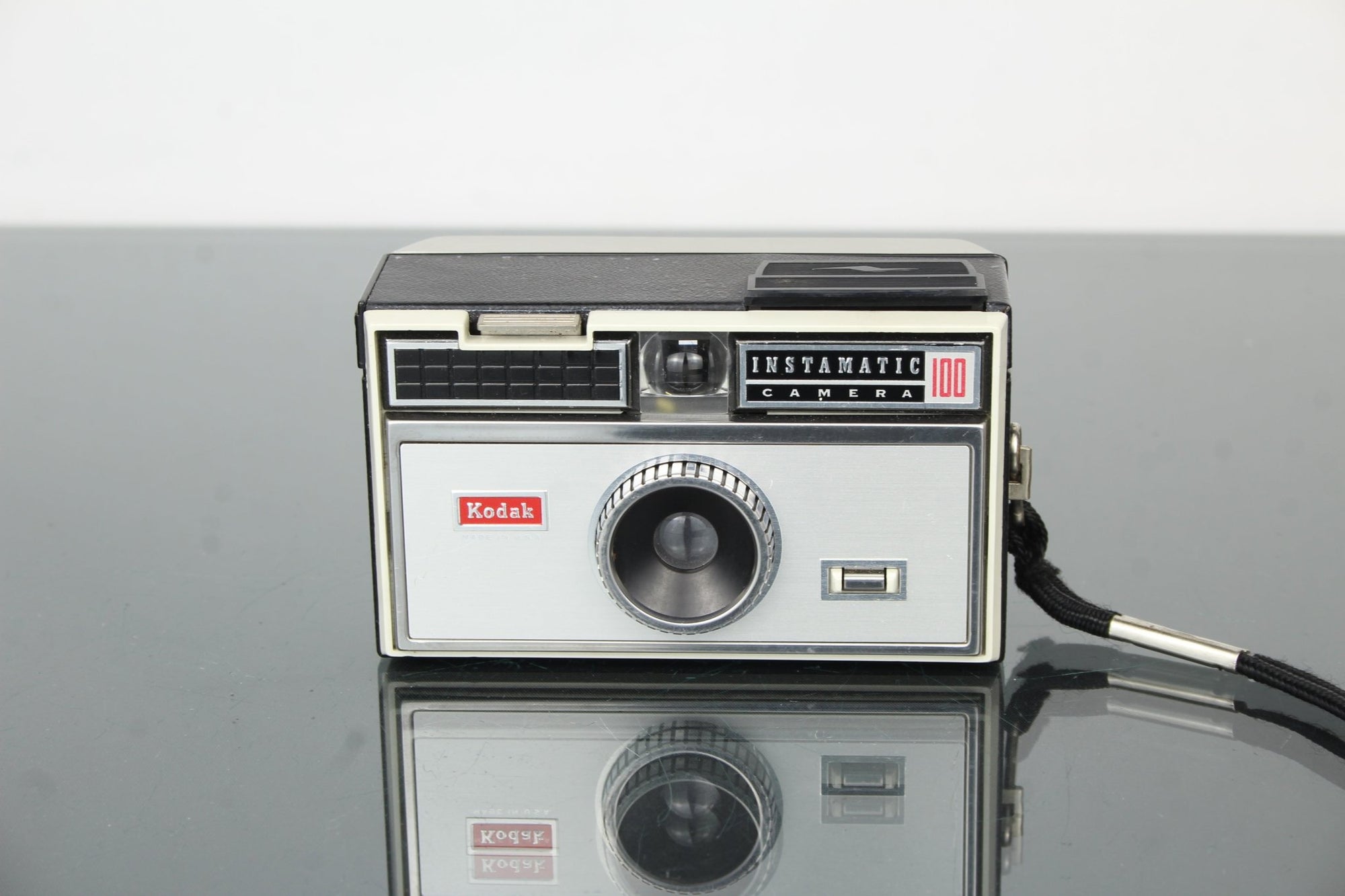 Kodak Instamatic 100 - Dutch|Thrift