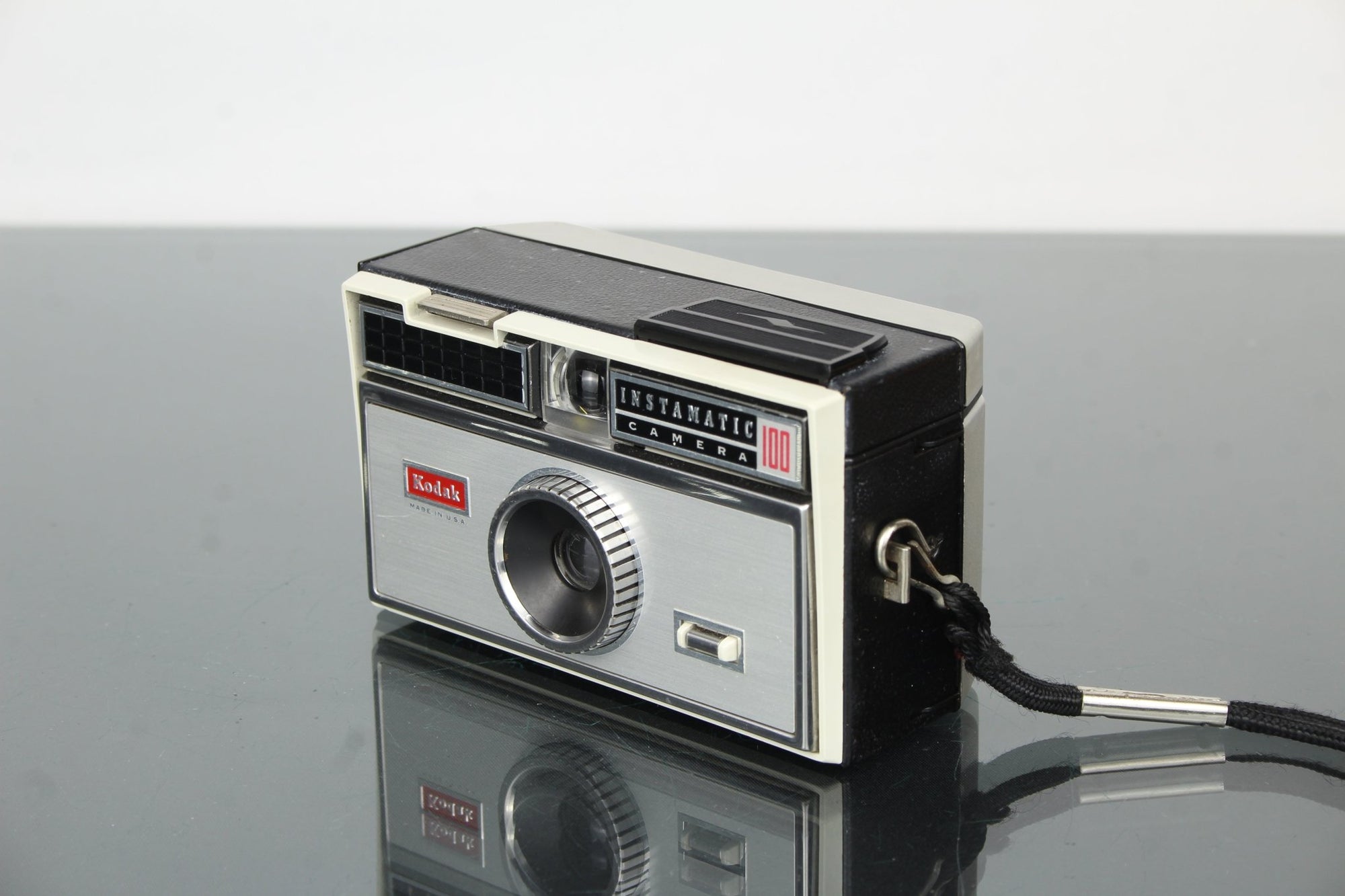 Kodak Instamatic 100 - Dutch|Thrift