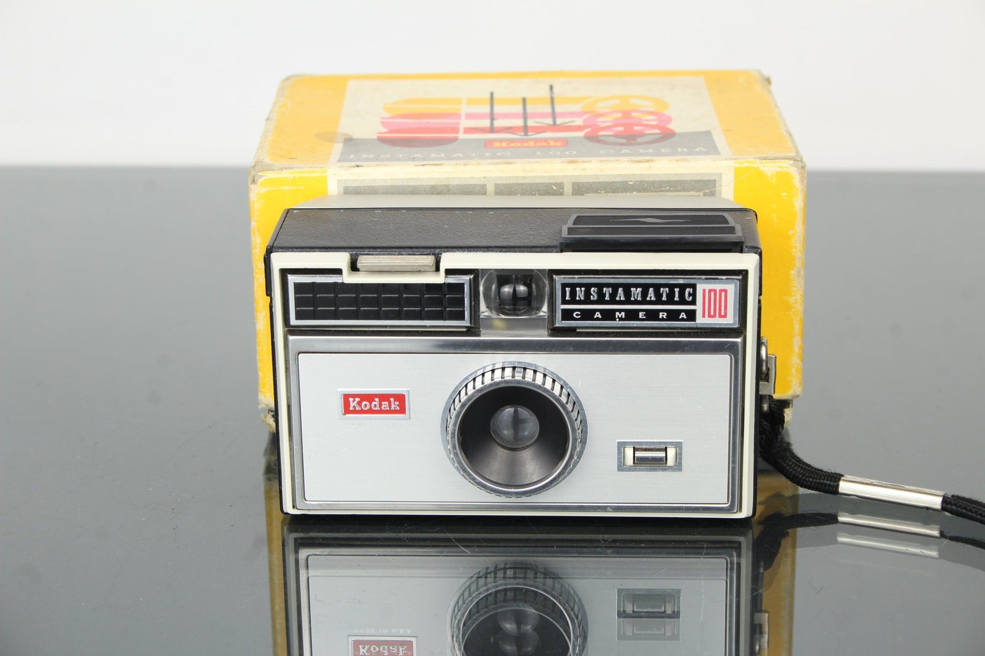Kodak Instamatic 100 - Dutch|Thrift