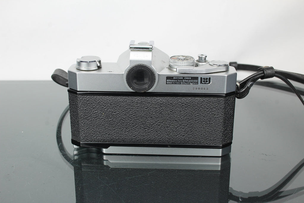 Konica AutoreFlex T + Panagor PMC 28mm f/2.8 lens - Dutch|Thrift