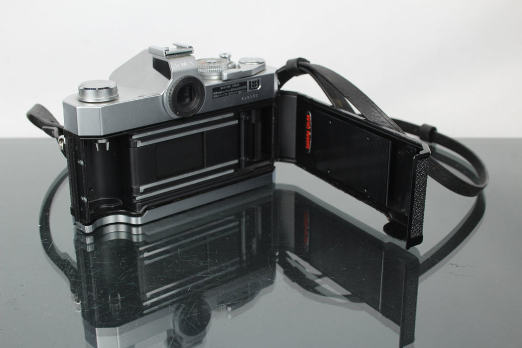 Konica AutoreFlex T + Panagor PMC 28mm f/2.8 lens - Dutch|Thrift