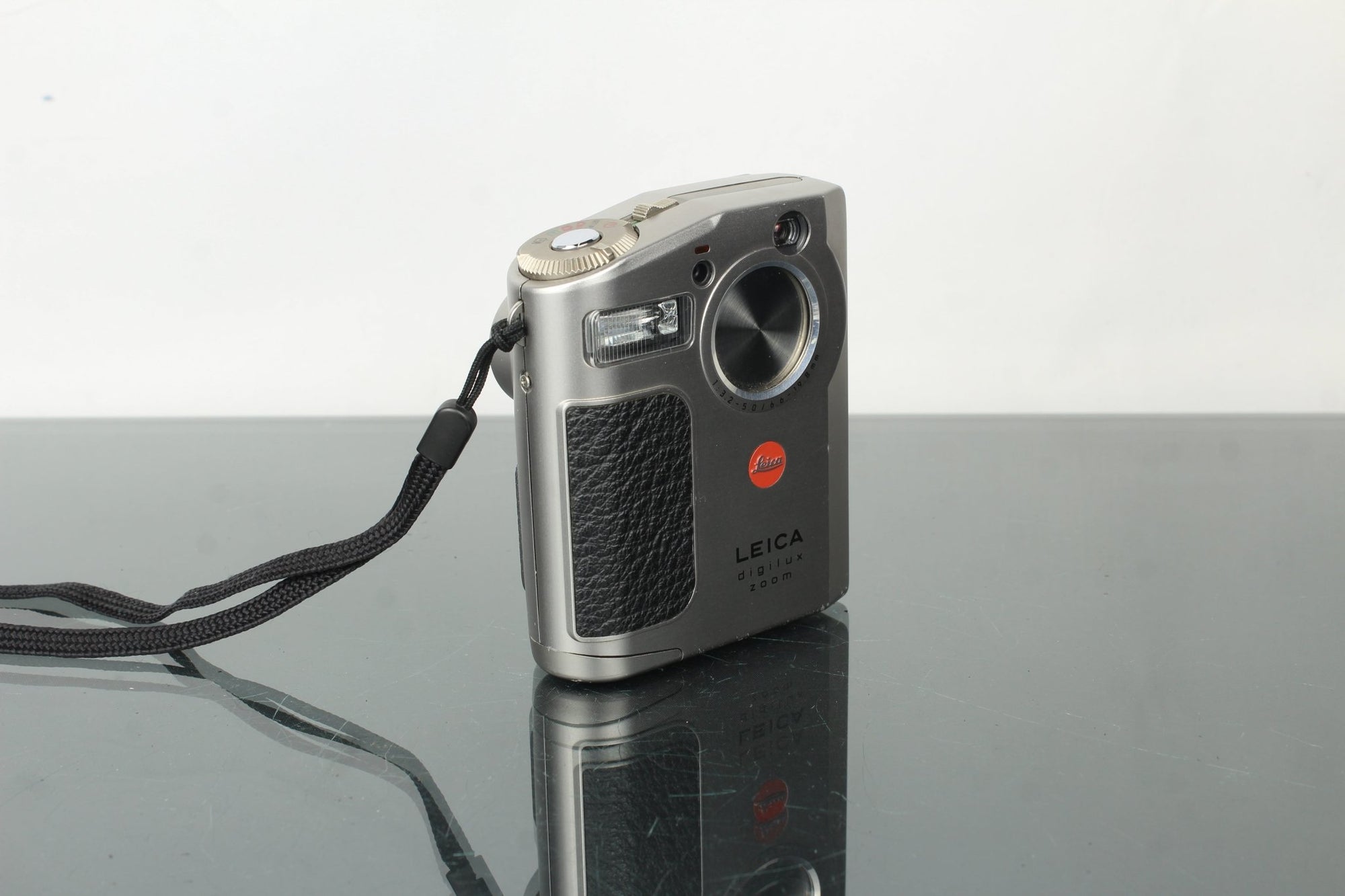 Leica Digilux Zoom - Dutch|Thrift