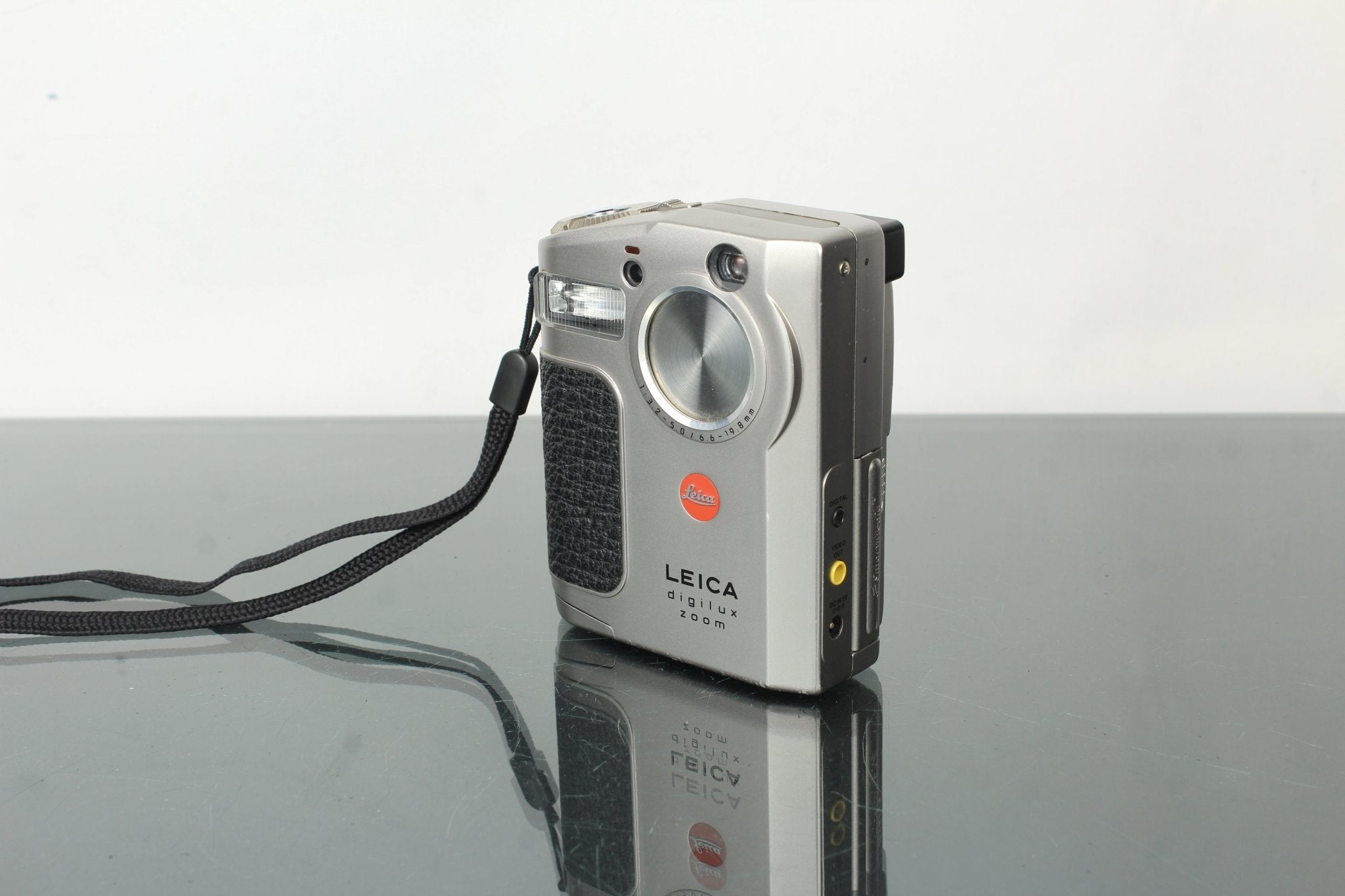 Leica Digilux Zoom – Dutch|Thrift