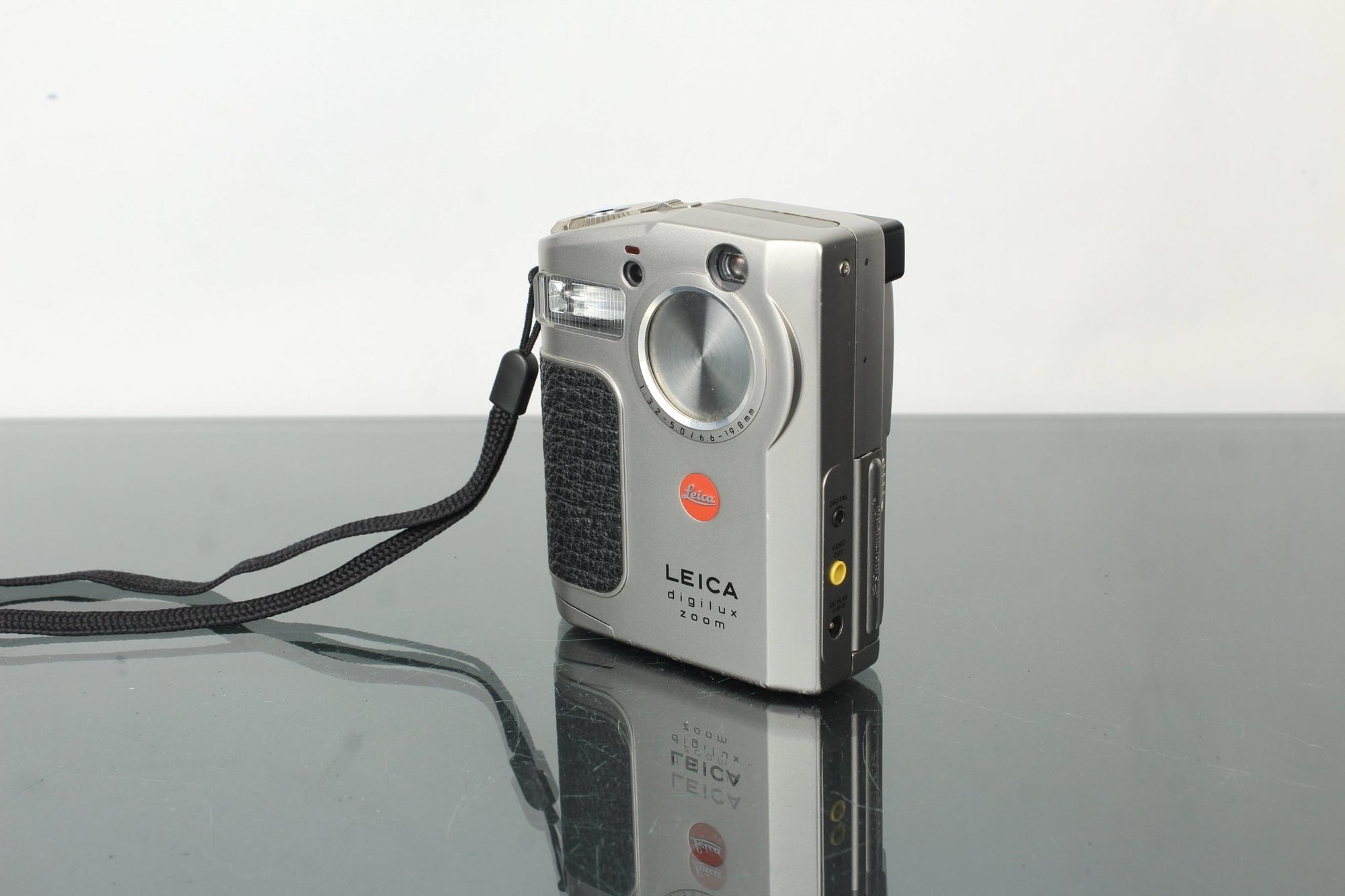 Leica Digilux Zoom - Dutch|Thrift