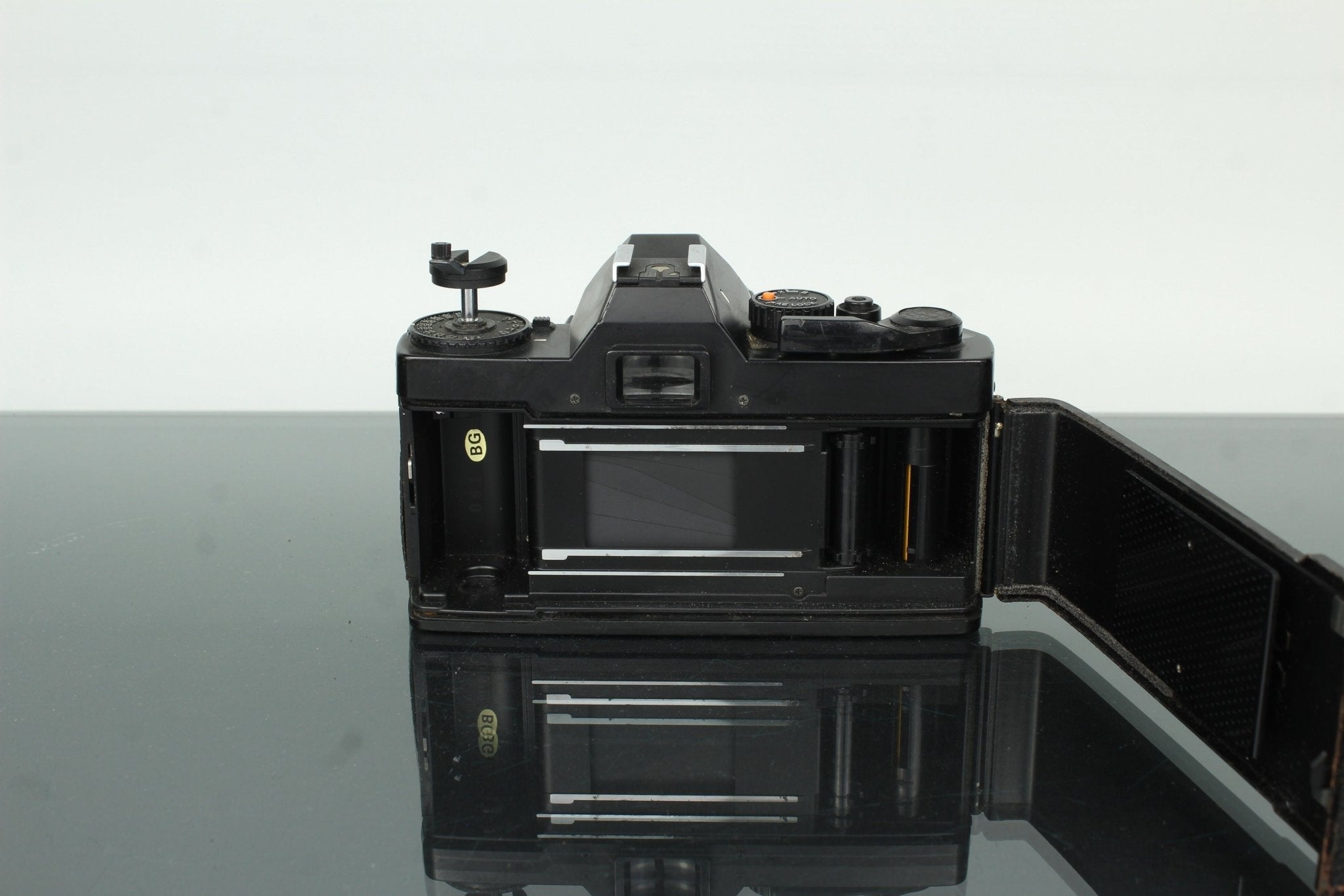 Mamiya ZE Quartz 35mm SLR Camera + Osawam 35-70mm Lens – Dutch|Thrift