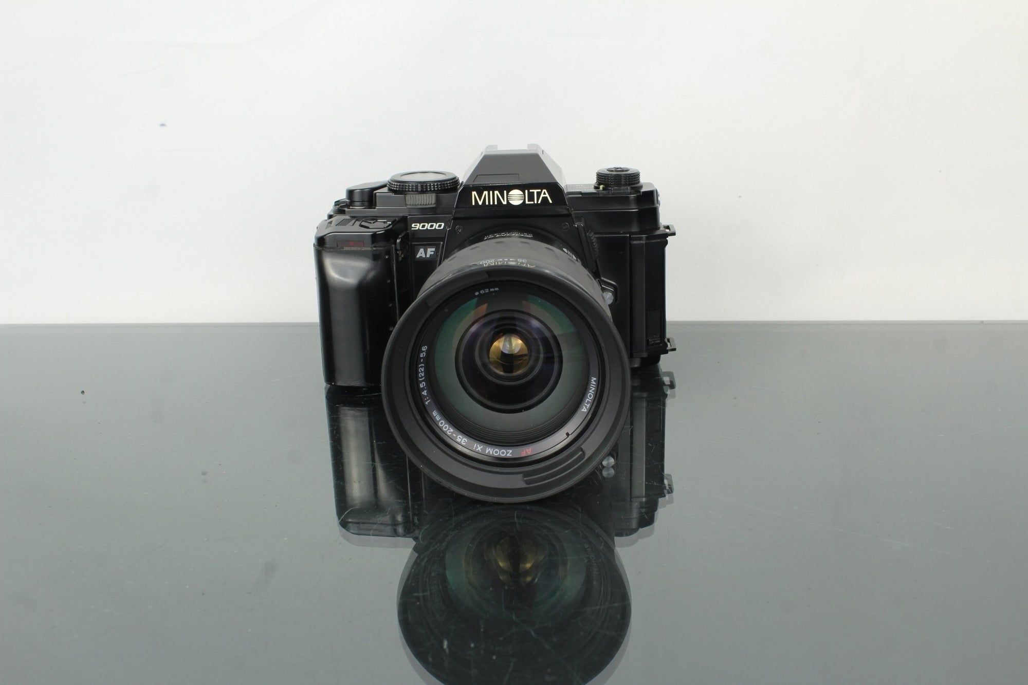 Minolta 9000 AF + Minolta AF Zoom Xi 35 - 200mm 1:4.5 (22) - 5.6 lens - Dutch|Thrift