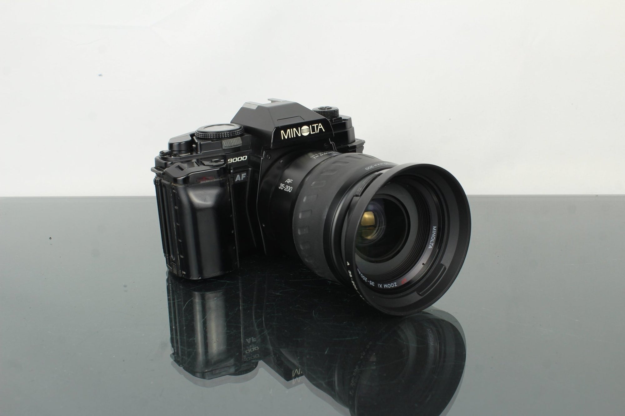 Minolta 9000 AF + Minolta AF Zoom Xi 35 - 200mm 1:4.5 (22) - 5.6 lens - Dutch|Thrift