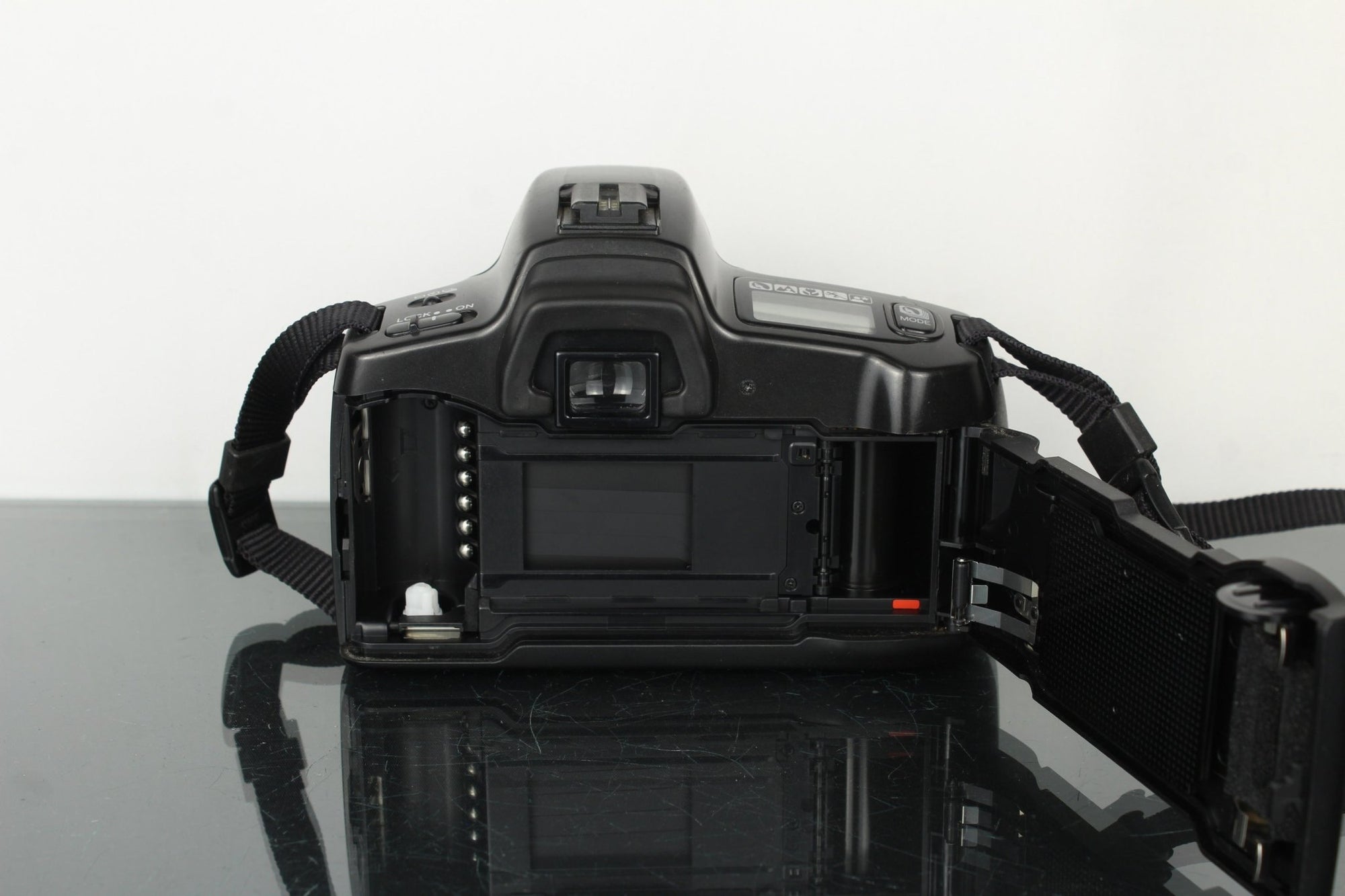 Minolta Dynax 300si AF 28mm f/2.8 - Dutch|Thrift