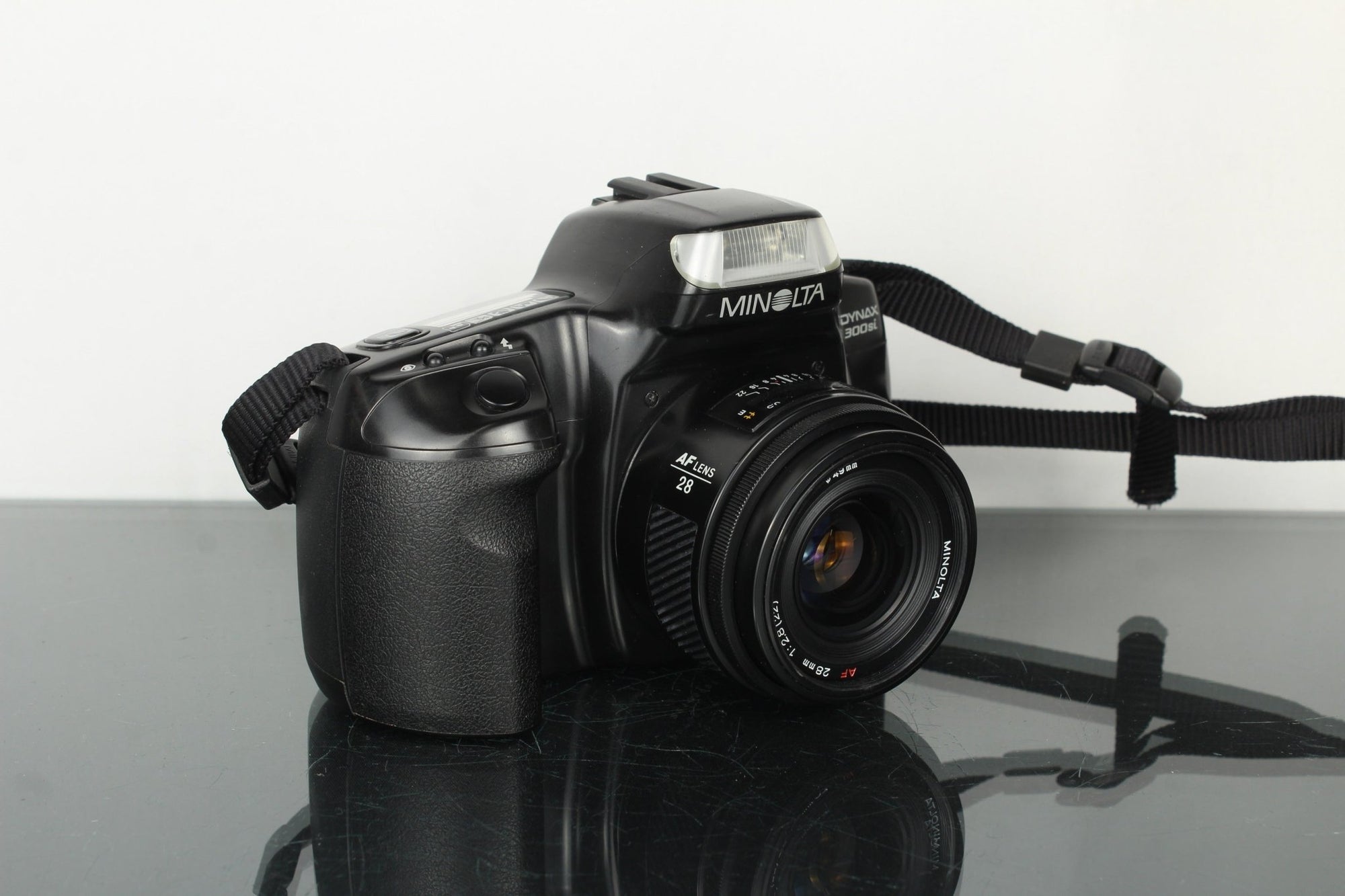 Minolta Dynax 300si AF 28mm f/2.8 - Dutch|Thrift